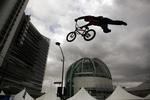 californien. San Jose, der næsten er smeltet sammen med San Francisco, nyder godt af et klima, der tillader dyrkning af grøntsager næsten året rundt. Det nævner National Geographic som et plus. BMX-kørerne dyster foran byens rådhus. Foto: Pauline Lubens/AP 