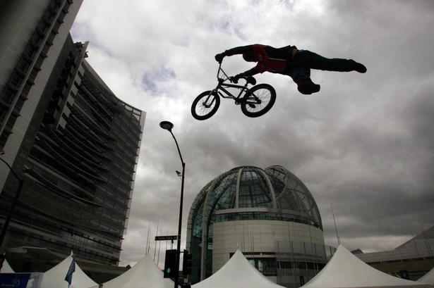 californien. San Jose, der næsten er smeltet sammen med San Francisco, nyder godt af et klima, der tillader dyrkning af grøntsager næsten året rundt. Det nævner National Geographic som et plus. BMX-kørerne dyster foran byens rådhus. Foto: Pauline Lubens/AP 