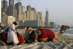 dubai. Det er umuligt at tolke kamelens grad af glæde, men Dubai gør meget for at højne humøret hos sine indfødte indbyggere, bl.a. billige boliger. Om gæstearbejdere, der har bygget mange af de imponerende højhuse, også er glade, har National Geographic ikke noget bud på. Foto: Kamran Jebreili/AP 