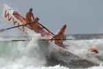 Australien. Byen Gold Coast er præget af det nære samspil med havet. Her er der livreddere, der dyster om at vinde Australian Surf Life Saving-mesterskabet. Mange vil nok være glade over, at livredderne er i topform. Foto: Rick Rycroft/AP 