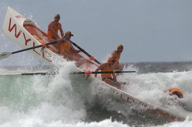 Australien. Byen Gold Coast er præget af det nære samspil med havet. Her er der livreddere, der dyster om at vinde Australian Surf Life Saving-mesterskabet. Mange vil nok være glade over, at livredderne er i topform. Foto: Rick Rycroft/AP 