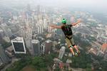 Malaysia. Kuala Lumpur kan nydes fra højden, hvad denne faldskærmsudspringer formentlig glæder sig over. Byen er bygget, hvor to floder mødes og er nu en ægte metropol med hoteller og restauranter af høj karat. Foto: Lai Seng Sin/AP 