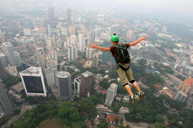 Malaysia. Kuala Lumpur kan nydes fra højden, hvad denne faldskærmsudspringer formentlig glæder sig over. Byen er bygget, hvor to floder mødes og er nu en ægte metropol med hoteller og restauranter af høj karat. Foto: Lai Seng Sin/AP 