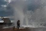 Spanien. San Sebastian har tre strande, men hvor glade disse strandgæster er over at blive oversprøjtet af frådende bølger, er måske tvivlsomt. Men man spiser godt i byen, der har tre Michelin-restauranter samt myriader af mindre, men stadig fremragende spisesteder. Foto: Alvaro Barrientos/AP 