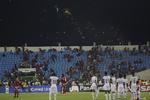 En politihelikopter fløj hen over stadion under de uværdige optrin. 