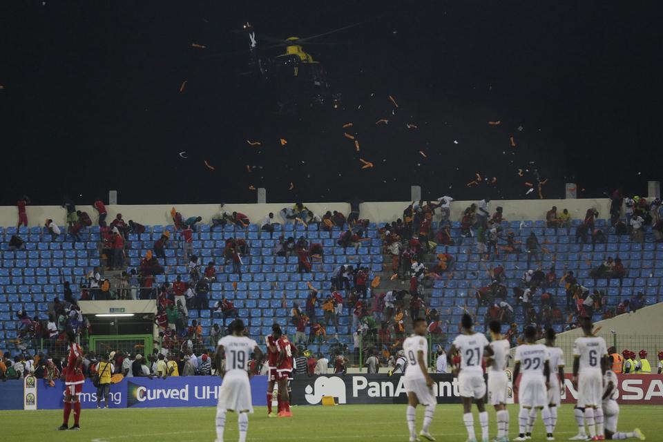 En politihelikopter fløj hen over stadion under de uværdige optrin. 