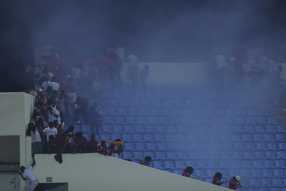 Politiet brugte også tåregas inde på stadion. 