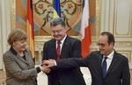 håb. Ukraines præsident Petro Proshenko (i midten), Frankrigs præsident Fraocois Hollande og den tyske kansler Angela Merkel gav i går hinanden hånd ovenpå møde, hvor parterne blev enige om en fredsaftale, som Merkel og Hollande i dag skal diskutere med Ruslands præsident Vladimir Putin. 