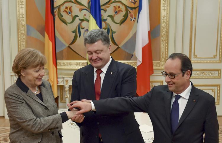 håb. Ukraines præsident Petro Proshenko (i midten), Frankrigs præsident Fraocois Hollande og den tyske kansler Angela Merkel gav i går hinanden hånd ovenpå møde, hvor parterne blev enige om en fredsaftale, som Merkel og Hollande i dag skal diskutere med Ruslands præsident Vladimir Putin. 