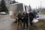 I sikkerhed. En mand hjælpes om bord på en bus, da en stor del af befolkningen i byen Debaltseve forlod den østukrainske by, efterhånden som de prorussiske oprørere står stadig stærkere i kampene mod den ukrainske hær. 