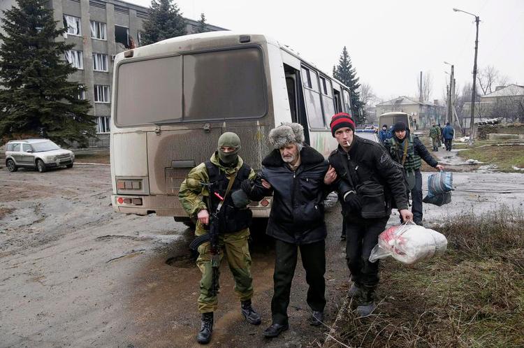 I sikkerhed. En mand hjælpes om bord på en bus, da en stor del af befolkningen i byen Debaltseve forlod den østukrainske by, efterhånden som de prorussiske oprørere står stadig stærkere i kampene mod den ukrainske hær. 