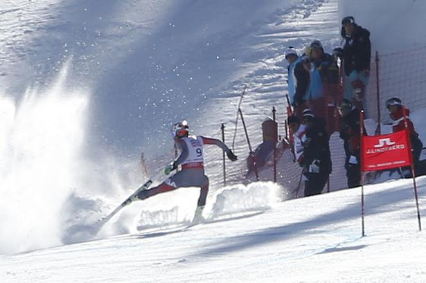 Miller  var henholdsvis 24 og 28 hundrededele hurtigere end den senere guldvinder i Super-G Hannes Reichelt ved de første mellemtider. 