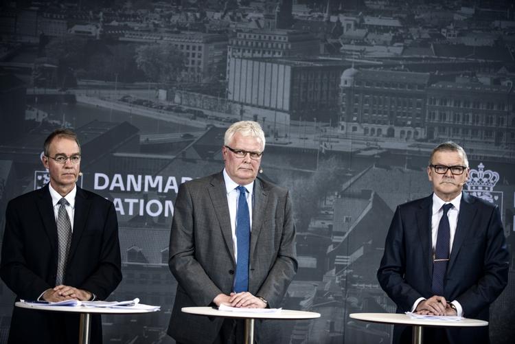 forsvarsposition. Nationalbankdirektørene Per Callesen, Hugo Frey Jensen og Lars Rohde har fået kam til deres hår, efter at kronen er kommet under pres fra investorer, som håber at kunne score en hurtig gevinst. 