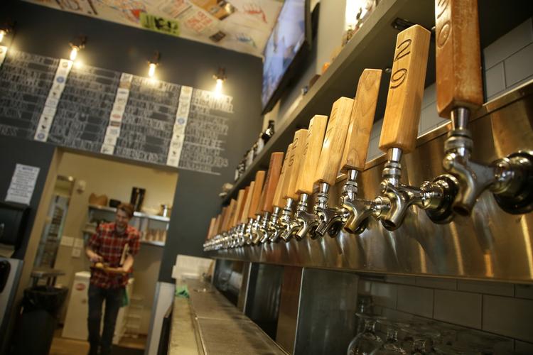 Ølkrig. Budweiser har lagt sig ud med mikrobryggerierne og deres unge publikum. 