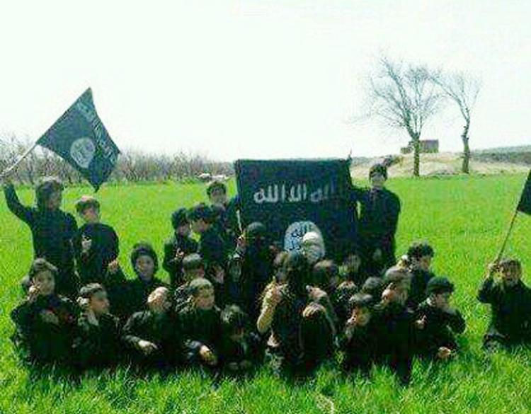 KAMPTRÆNING. Det er ikke mange oplysninger, der slipper ud fra Islamisk Stats højborg i byen Raqqa. Her har modstandsfolk taget et billede af børn fra en træningslejr i det islamistkontrollerede område. 