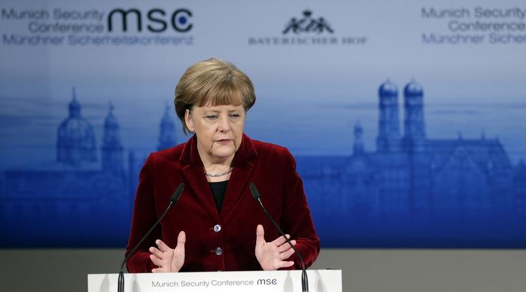 Diplomati. Den tyske forbundskansler Angela Merkel nedtonede i sin tale ved sikkerhedskonferencen i München forventningerne til den tysk-franske fredsplan. 