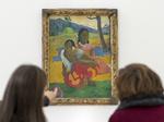 Kunstsalg. To kvinder ser inden auktionen på Gauguin-maleriet 'Nafea Faa Ipoipo?', der forestiller to kvinder på Tahiti. Maleriet er solgt til et rekordbeløb. 