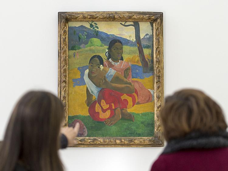 Kunstsalg. To kvinder ser inden auktionen på Gauguin-maleriet 'Nafea Faa Ipoipo?', der forestiller to kvinder på Tahiti. Maleriet er solgt til et rekordbeløb. 