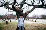 Ingenmandsland. Mostafa er 16 år og har været på flugt siden 2010. Han venter på at blive sendt til Afghanistan, men han har aldrig været der, for hans forældre flygtede, før han blev født. 