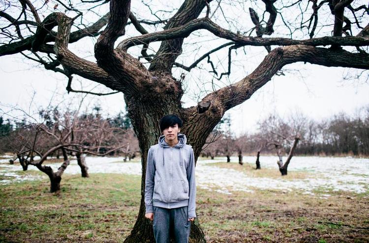 Ingenmandsland. Mostafa er 16 år og har været på flugt siden 2010. Han venter på at blive sendt til Afghanistan, men han har aldrig været der, for hans forældre flygtede, før han blev født. 