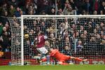 Udligning. Trods den danske scoring tabte Aston Villa til Chelsea, der trak fra i toppen, da Man. City blot fik 1-1 mod Hull. 