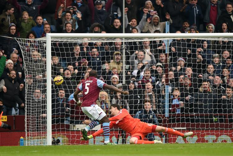 Udligning. Trods den danske scoring tabte Aston Villa til Chelsea, der trak fra i toppen, da Man. City blot fik 1-1 mod Hull. 