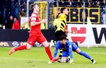ENDELIG. Med to mål var Pierre-Emerick Aubameyang en væsentligårsag til, at Dortmund i går vandt sinførste bundesligasejr siden 5. december 2014 – og bare den femte i sæsonen. Her scorer han til 2-0 på Freiburgs målmand, Roman Bürki. 