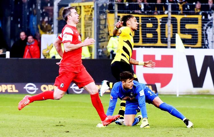 ENDELIG. Med to mål var Pierre-Emerick Aubameyang en væsentligårsag til, at Dortmund i går vandt sinførste bundesligasejr siden 5. december 2014 – og bare den femte i sæsonen. Her scorer han til 2-0 på Freiburgs målmand, Roman Bürki. 