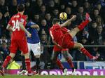 akrobatisk. Liverpool-anfører Steven Gerrard forsøgte sig med dette akrobatiske mod Everton, men lokalopgøret endte 0-0. Foto: Peter Byrne/Polfoto 