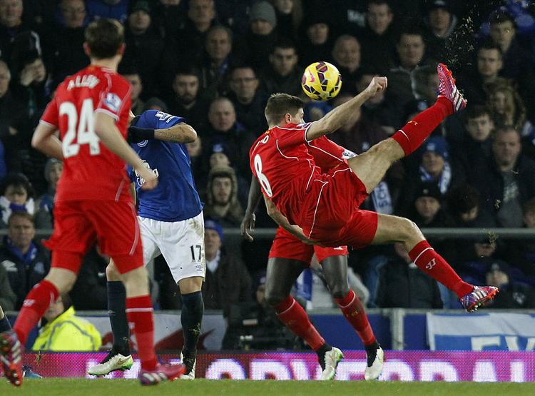 akrobatisk. Liverpool-anfører Steven Gerrard forsøgte sig med dette akrobatiske mod Everton, men lokalopgøret endte 0-0. Foto: Peter Byrne/Polfoto 