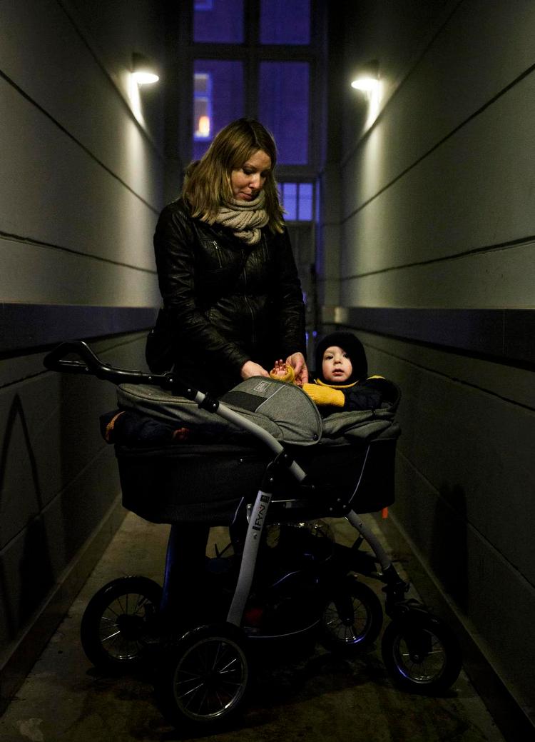 vaccine. Astrid Bradtbjerg er mindre bange for børnesygdomme, som hun selv har haft, end hun er for vaccinen imod dem. Hendes søn skal ikke have noget MFR-stik. 