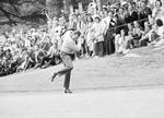 Legende. Billy Casper fejrer et put på 11. hul under et playoff med Arnold Palmer i U.S. Open i 1966. Casper er død 83 år gammel. 
