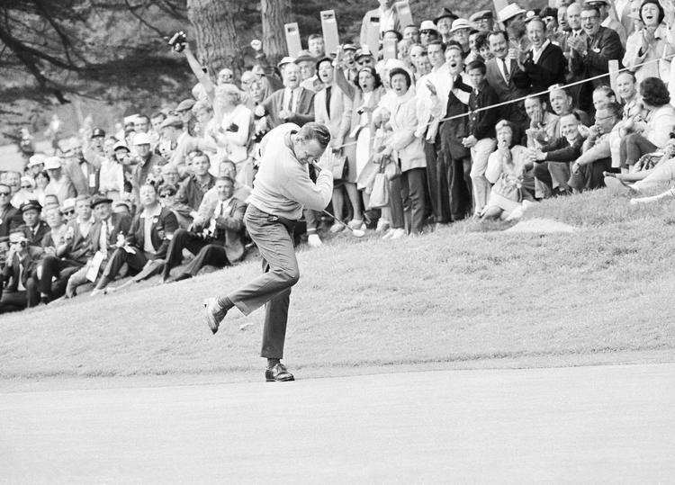 Legende. Billy Casper fejrer et put på 11. hul under et playoff med Arnold Palmer i U.S. Open i 1966. Casper er død 83 år gammel. 