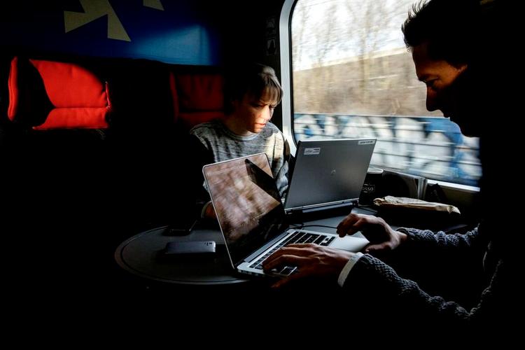 Forbindelse. Det lille bord i lyntoget mellem København og Odense er jævnlig arbejdsplads for pendlerne Janne Schacke og Troels Qvist. 