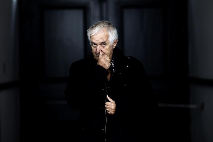 Arbejder. Henning Mankell, 67, bearbejder sin sygdom med sin modenhed og glæder sig over, at han har levet længe. Til gengæld forfærdes han, når han tænker på børn, der får kræft. 