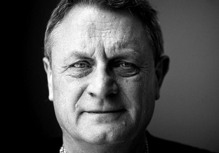 påpasselig. »Jeg vil holde mig til den officielle holdning fra vismændene: Der er visse økonomiske fordele ved at gå helt ind i euroen«, siger Hans-Jørgen Whitta-Jacobsen, formand for Det Økonomiske Råd. 