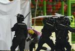 UVÆRDIGT. De ubehagelige hændelser under semfinalen torsdag har krævet en øget sikkerhed, men fodboldpræsident mener, medier overdrev problemet. 