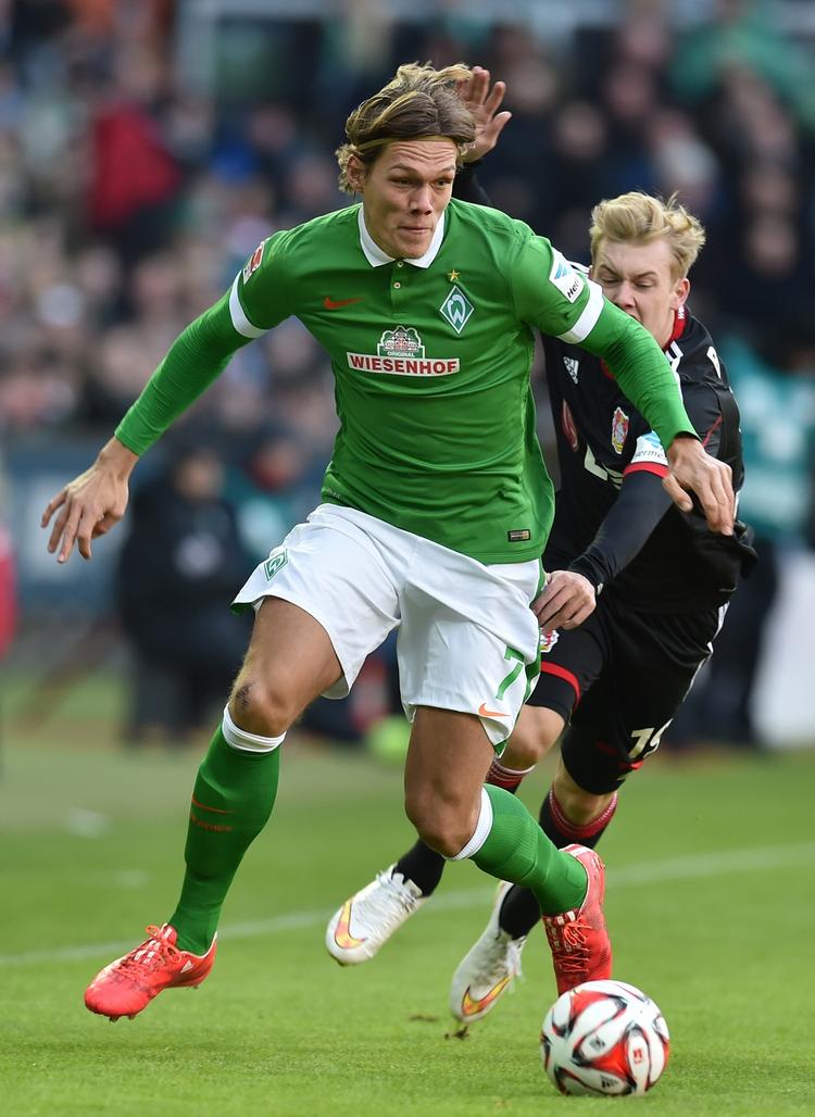 2-1. Jannik Vestergaard har bragt ro i de bagerste rækker hos Werder Bremen, selv om danskeren i dagens kamp mod Leverkusen var involveret i gæsternes mål. 