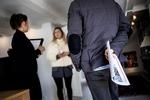 Billigere. Med en lavere rente får boligkøbere råd til at købe dyrere huse. Det vil få priserne til at stige, frygter økonomerne. 