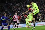 5-2. Barcelonas Luis Suarez (th) scorede og fik sig en skade under opgøret mod Athletic Bilbao. 