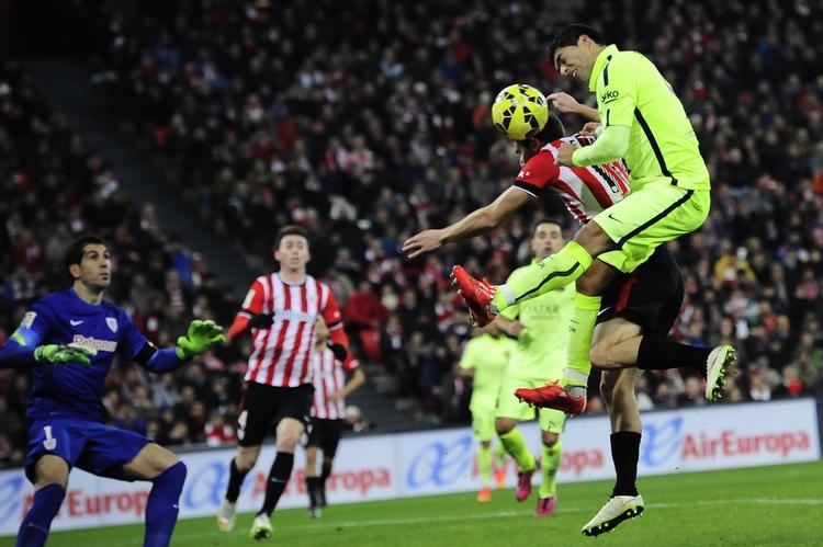 5-2. Barcelonas Luis Suarez (th) scorede og fik sig en skade under opgøret mod Athletic Bilbao. 