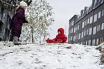Ferietid. Børn og barnlige sjæle må spejde forgæves efter kælketurene i vinterferien. 
