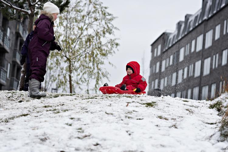Ferietid. Børn og barnlige sjæle må spejde forgæves efter kælketurene i vinterferien. 