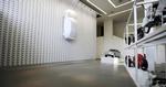 ALTERNATIV. En bil er 'parkeret' på væggen i museet  Pinakothek der Moderne. 