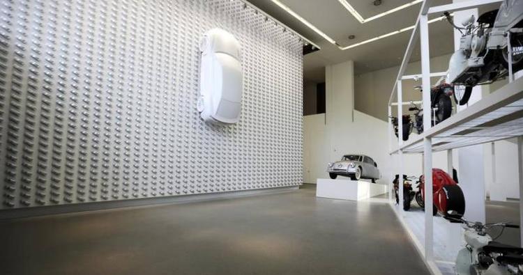 ALTERNATIV. En bil er 'parkeret' på væggen i museet  Pinakothek der Moderne. 