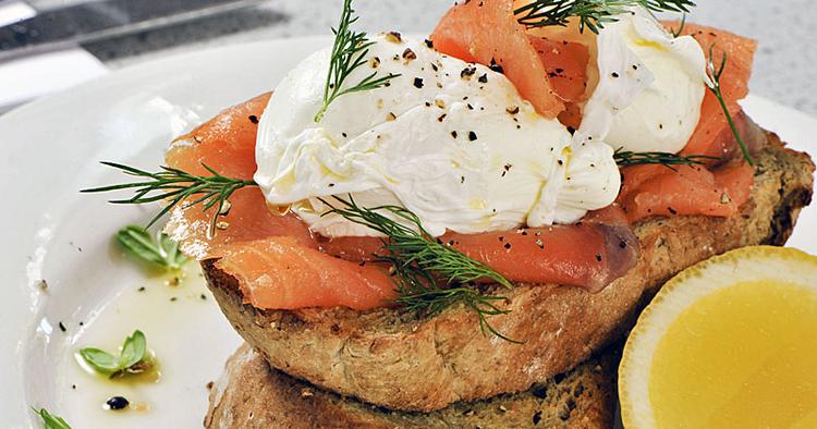 Formiddag. Porcheret æg, laks og godt brød - så kører brunch-bussen. 