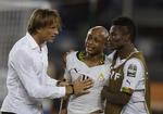 TRØST. For anden gang i sin trænerkarriere vandt Hervé Renard (tv.) finalen om det afrikanske mesterskab, og franskmanden havde efterfølgende overskud til at trøste ghaneserne Andre Ayew og Asamoah Gyuan. 