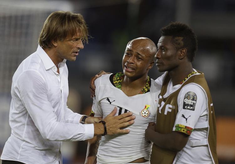 TRØST. For anden gang i sin trænerkarriere vandt Hervé Renard (tv.) finalen om det afrikanske mesterskab, og franskmanden havde efterfølgende overskud til at trøste ghaneserne Andre Ayew og Asamoah Gyuan. 