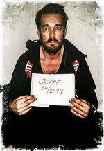 Dokumentation. Hvorfor ser Jeppe Nybroe så umærket ud efter flere uger i fangenskab på dette billede, som hans gidseltagere har taget, og som vises på omslaget af Nybroes bog om kidnap ningen? Og hvorfor bærer han ur, når han skriver, at det var blevet taget fra ham? Det undrer Adam Holm sig over. Jeppe Nybroe har i interviews forklaret, at han er velsoigneret på billedet, fordi hans kidnappere, inden billedet blev taget, havde fået ham til at soignere sig. Uret bærer han ifølge forlagsdirektør Jakob Kvist, fordi gidseltagerne undervejs gav ham det tilbage. »De ser ikke sig selv som tyve«, siger Kvist. 