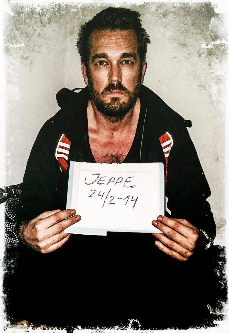 Dokumentation. Hvorfor ser Jeppe Nybroe så umærket ud efter flere uger i fangenskab på dette billede, som hans gidseltagere har taget, og som vises på omslaget af Nybroes bog om kidnap ningen? Og hvorfor bærer han ur, når han skriver, at det var blevet taget fra ham? Det undrer Adam Holm sig over. Jeppe Nybroe har i interviews forklaret, at han er velsoigneret på billedet, fordi hans kidnappere, inden billedet blev taget, havde fået ham til at soignere sig. Uret bærer han ifølge forlagsdirektør Jakob Kvist, fordi gidseltagerne undervejs gav ham det tilbage. »De ser ikke sig selv som tyve«, siger Kvist. 